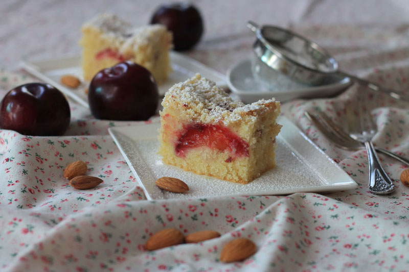 עוגת שקדים ושזיפים עם פירורים